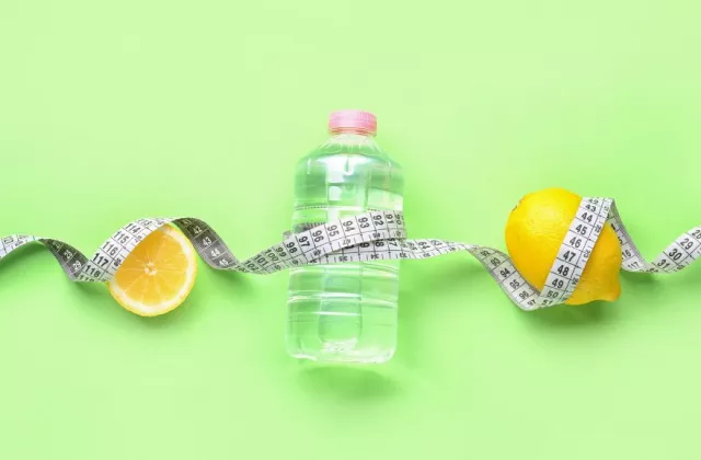 A água com limão realmente ajuda na perda de peso? | Dieta e Dicas
