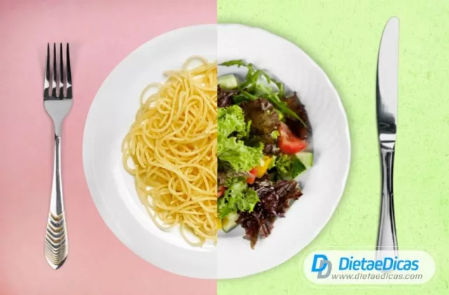 Dieta Dissociada macarrão e salada no prato