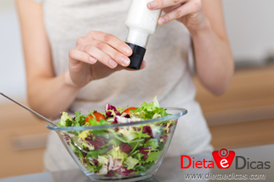 dieta com sal, como diminuir o sal, porque o sal faz mal Ilustração de dieta com sal, como diminuir o sal, porque o sal faz mal