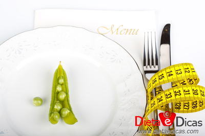 mitos e verdades sobre dietas, comer tarde engorda, cortar calorias emagrece, alimentos light engordam, fazer jejum emagrece, músculos queimam gorduras Ilustração de mitos e verdades sobre dietas, comer tarde engorda, cortar calorias emagrece, alimentos light engordam, fazer jejum emagrece, músculos queimam gorduras